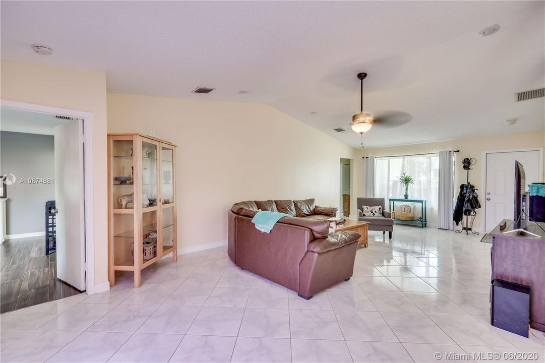 Vendido Recientemente: $330,000 (3 camas, 2 baños, 1535 Pies cuadrados)