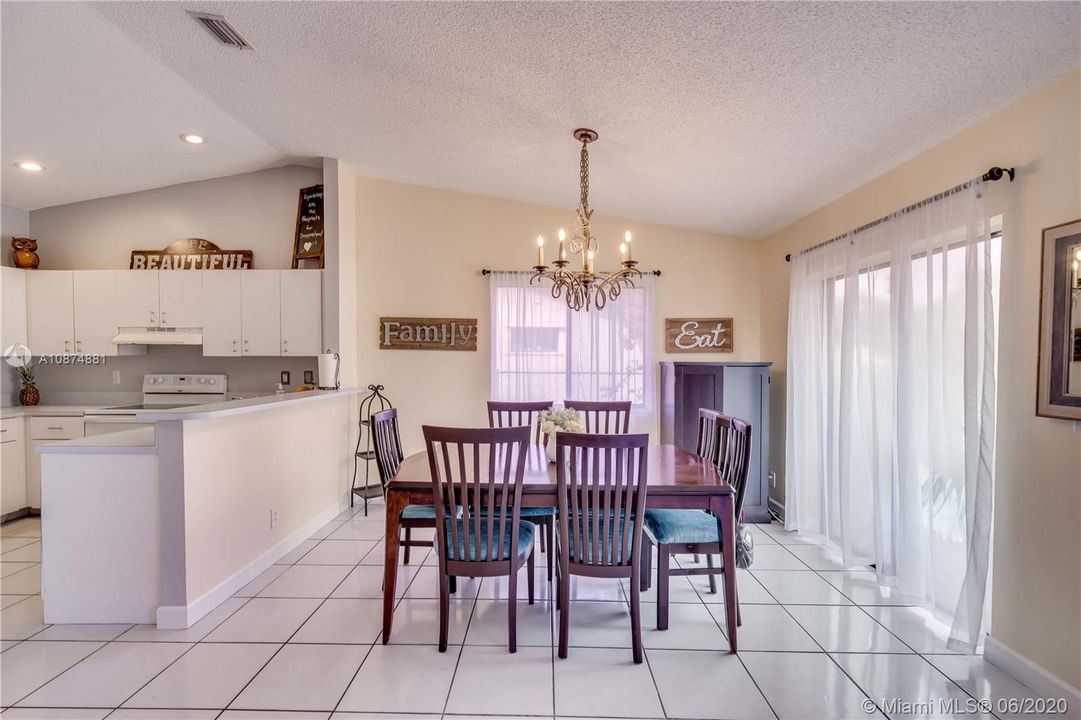 Vendido Recientemente: $330,000 (3 camas, 2 baños, 1535 Pies cuadrados)