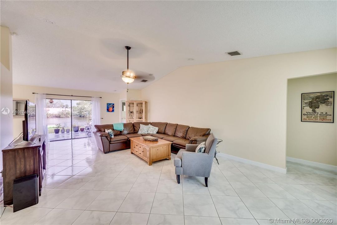 Vendido Recientemente: $330,000 (3 camas, 2 baños, 1535 Pies cuadrados)