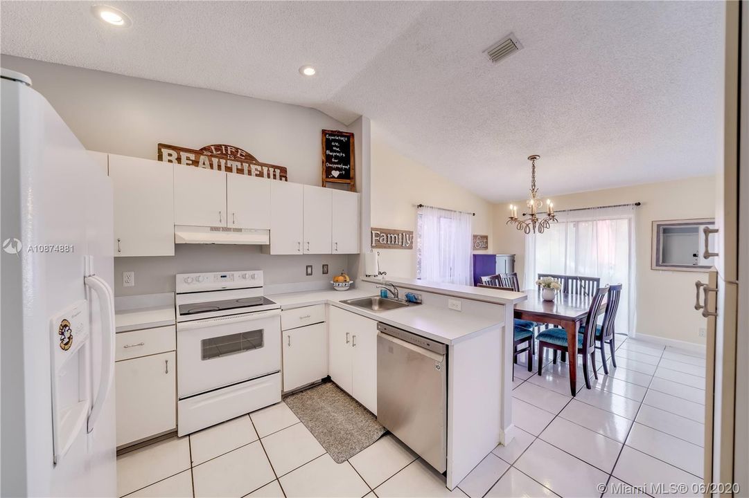 Vendido Recientemente: $330,000 (3 camas, 2 baños, 1535 Pies cuadrados)