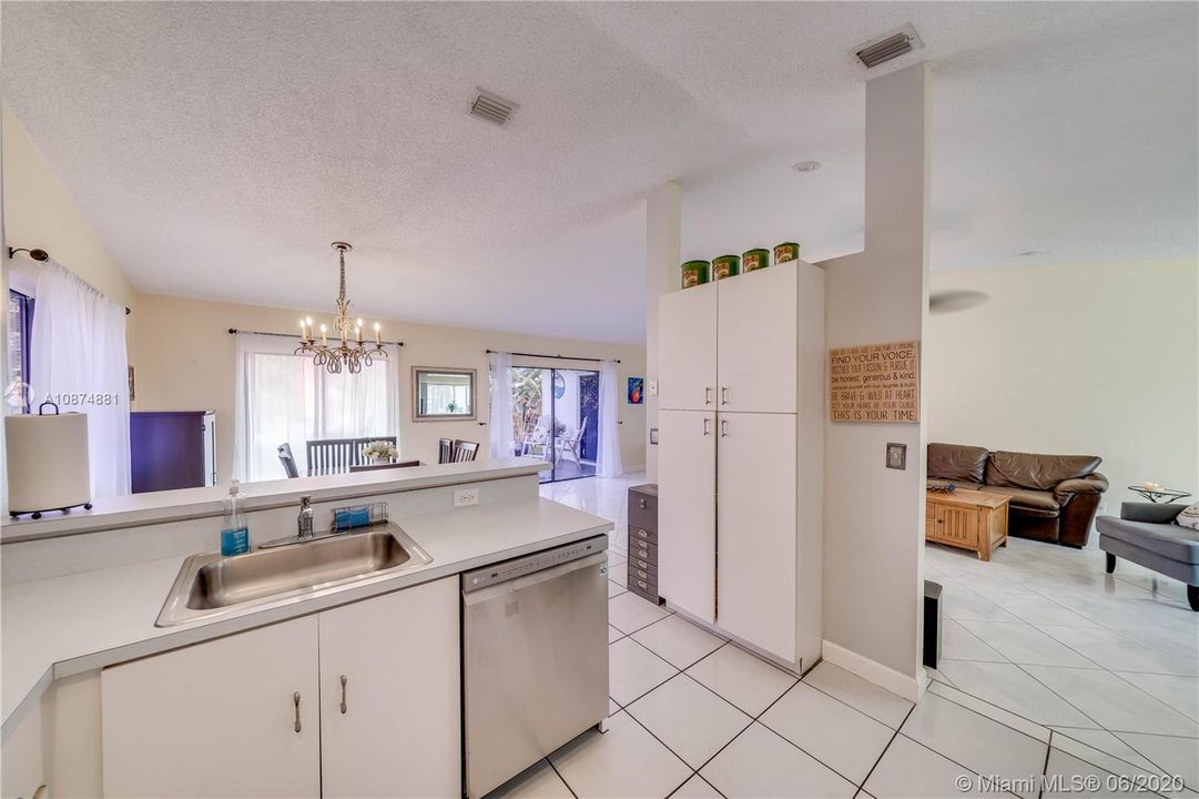 Vendido Recientemente: $330,000 (3 camas, 2 baños, 1535 Pies cuadrados)