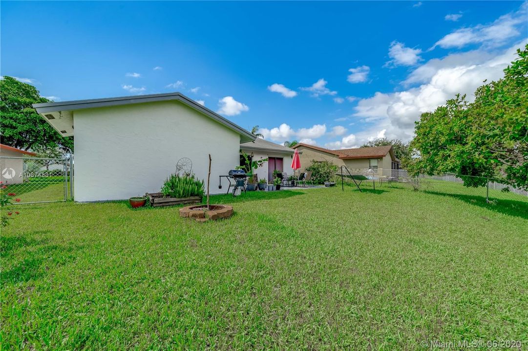 Vendido Recientemente: $330,000 (3 camas, 2 baños, 1535 Pies cuadrados)