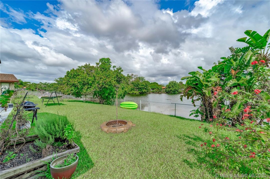 Vendido Recientemente: $330,000 (3 camas, 2 baños, 1535 Pies cuadrados)