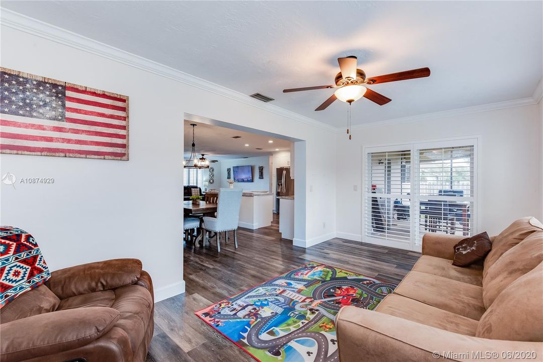 Vendido Recientemente: $459,900 (3 camas, 2 baños, 1809 Pies cuadrados)
