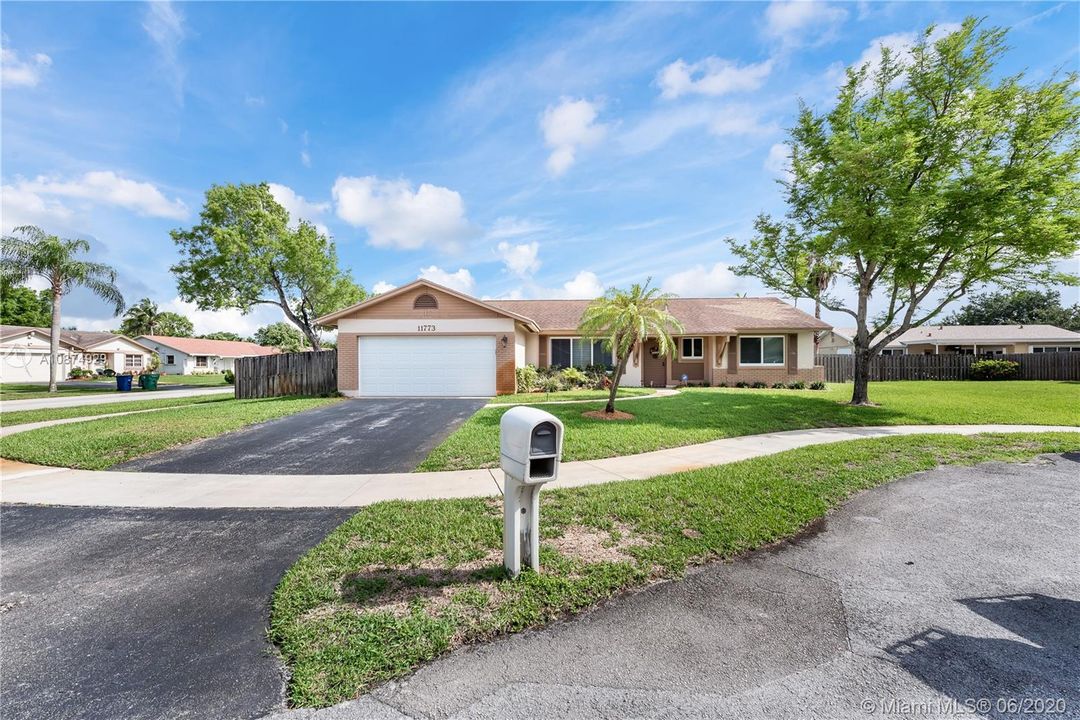 Vendido Recientemente: $459,900 (3 camas, 2 baños, 1809 Pies cuadrados)