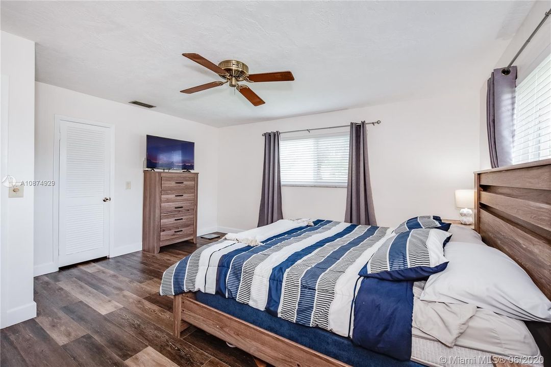 Vendido Recientemente: $459,900 (3 camas, 2 baños, 1809 Pies cuadrados)