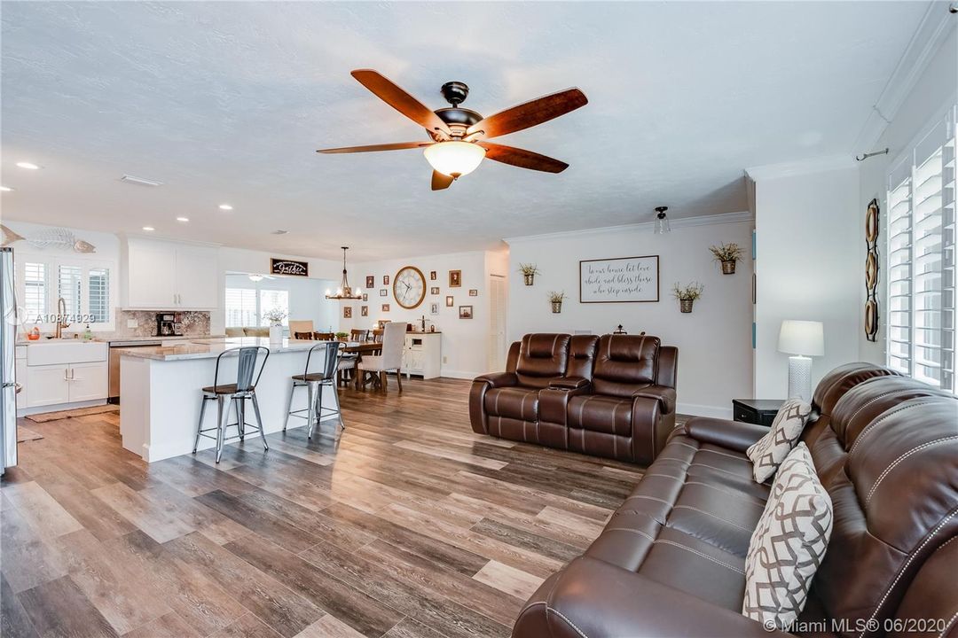 Vendido Recientemente: $459,900 (3 camas, 2 baños, 1809 Pies cuadrados)