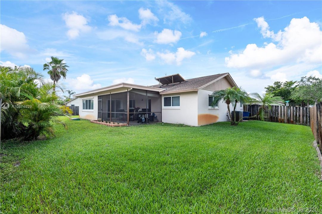 Vendido Recientemente: $459,900 (3 camas, 2 baños, 1809 Pies cuadrados)