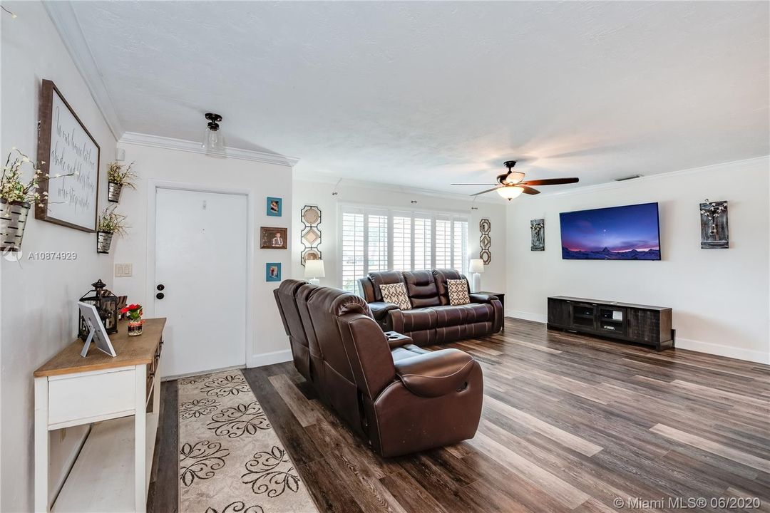 Vendido Recientemente: $459,900 (3 camas, 2 baños, 1809 Pies cuadrados)