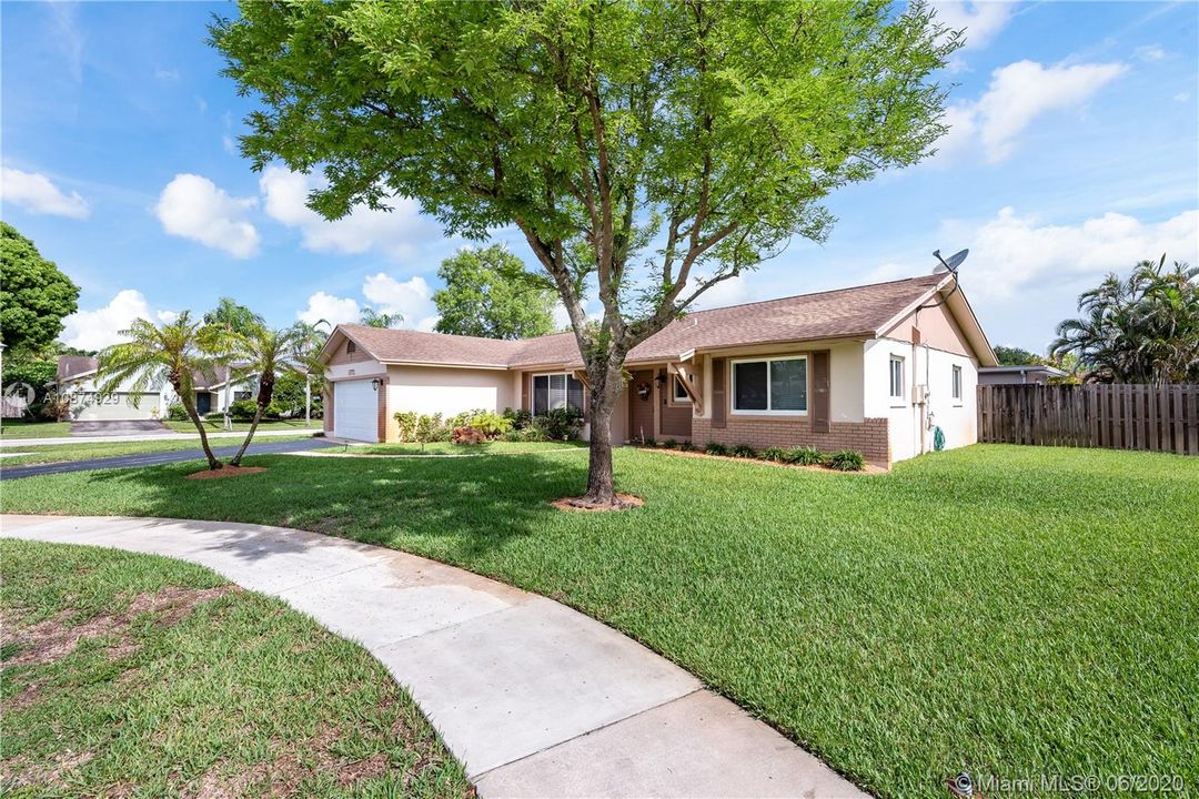 Vendido Recientemente: $459,900 (3 camas, 2 baños, 1809 Pies cuadrados)