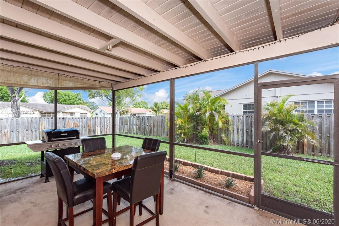 Vendido Recientemente: $459,900 (3 camas, 2 baños, 1809 Pies cuadrados)