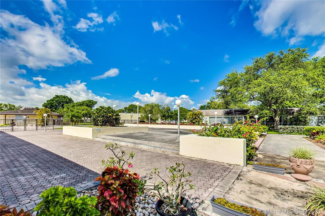 Large community area behind clubhouse, great for events - Unbranded 360 VT at: www.rem.ax/16992swunb