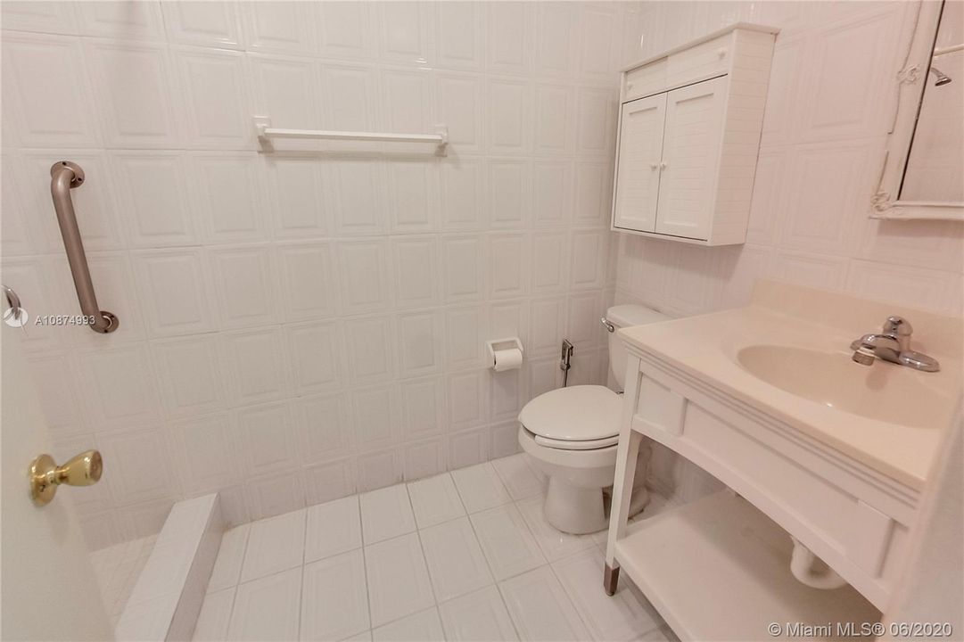 Master Bathroom - Unbranded 360 VT at: www.rem.ax/16992swunb