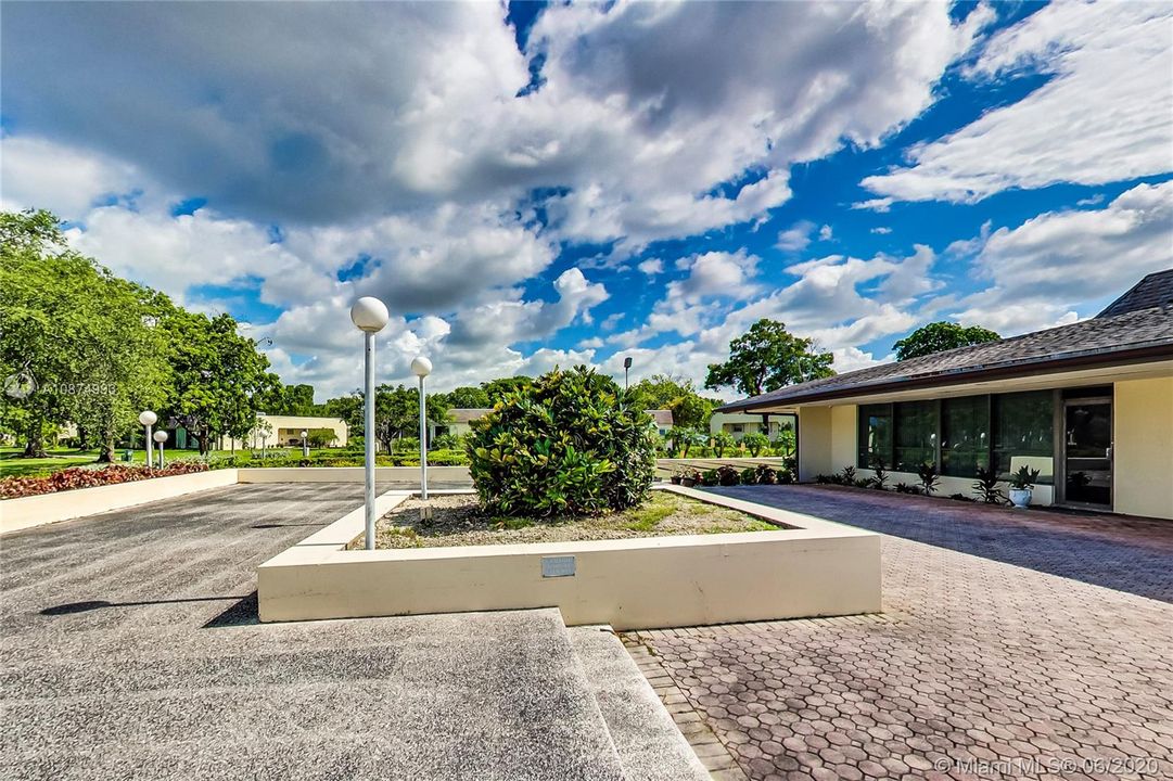 Large community area behind clubhouse - Unbranded 360 VT at: www.rem.ax/16992swunb