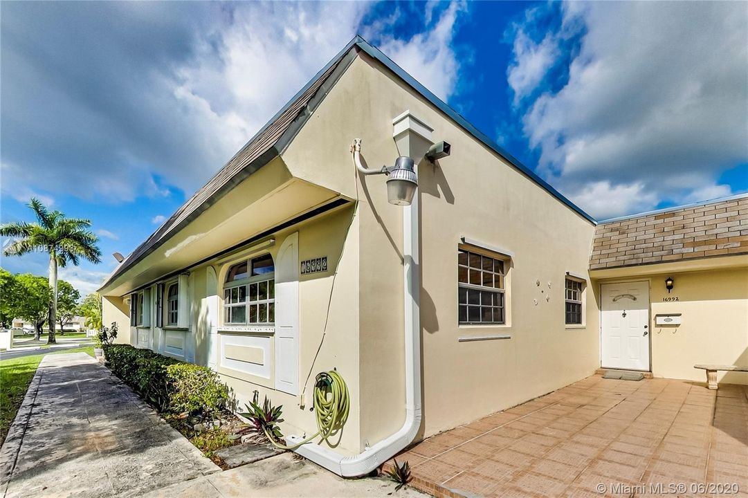 Check out our 360 Virtual Tour at www.rem.ax/16992swunb  Thanks for viewing!