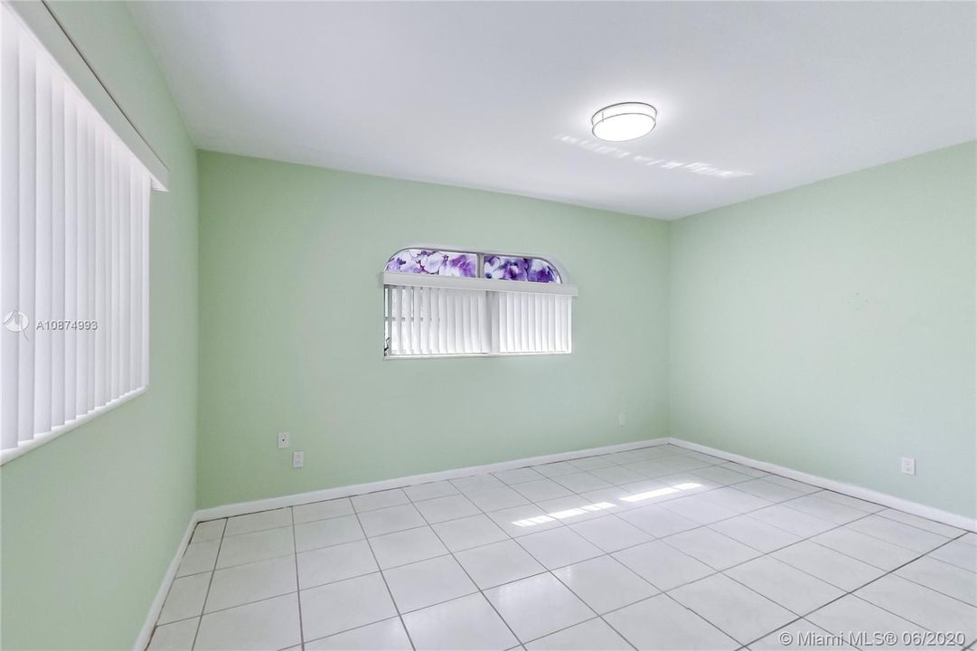 Master Bedroom - Unbranded 360 VT at: www.rem.ax/16992swunb