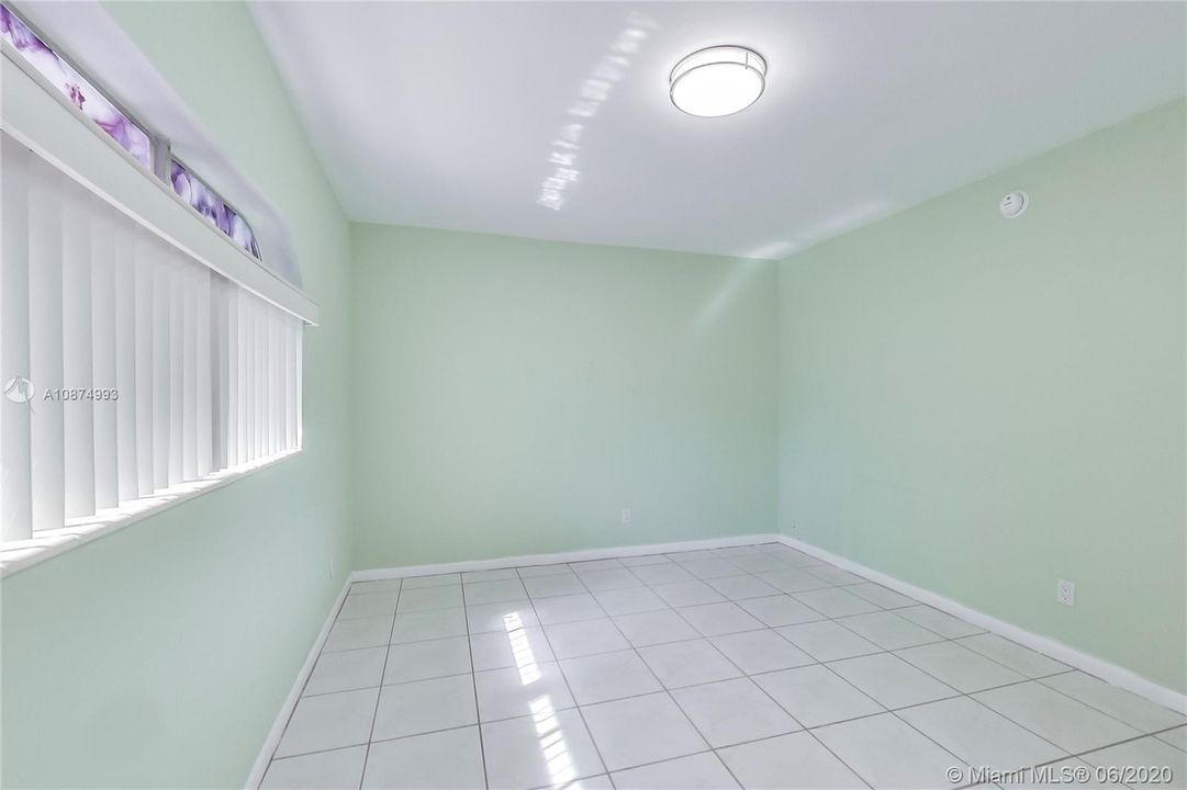Master bedroom, abundance of natural lighting - Unbranded 360 VT at: www.rem.ax/16992swunb