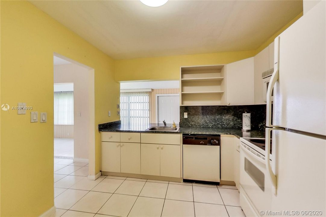 Large Kitchen space facing open counter top - Unbranded 360 VT at: www.rem.ax/16992swunb