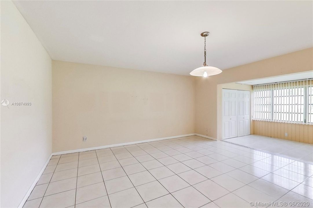 Open living space - Check out our unbranded 360 Virtual Tour at: www.rem.ax/16992swunb