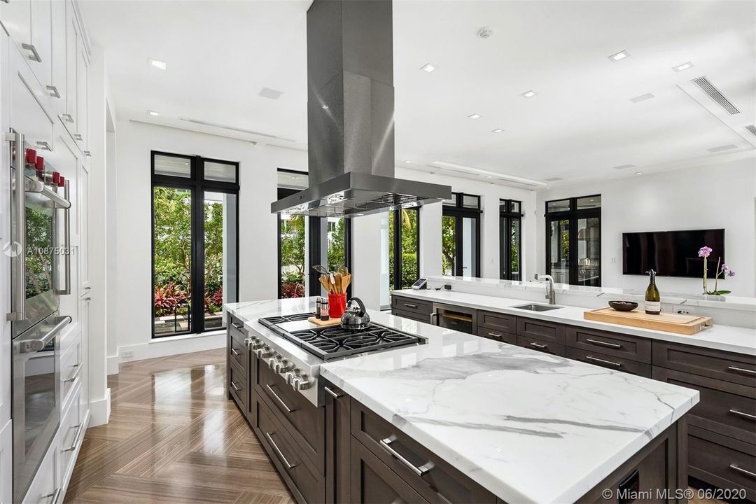 Vendido Recientemente: $3,800,000 (4 camas, 4 baños, 3616 Pies cuadrados)