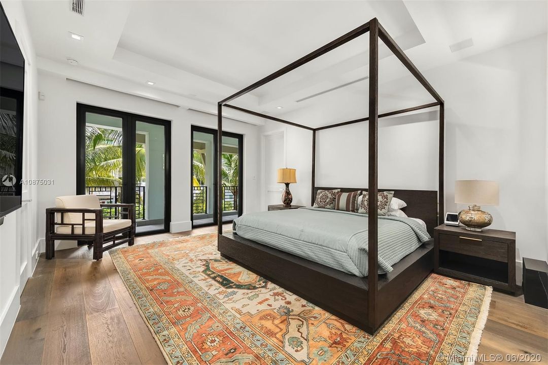 Vendido Recientemente: $3,800,000 (4 camas, 4 baños, 3616 Pies cuadrados)