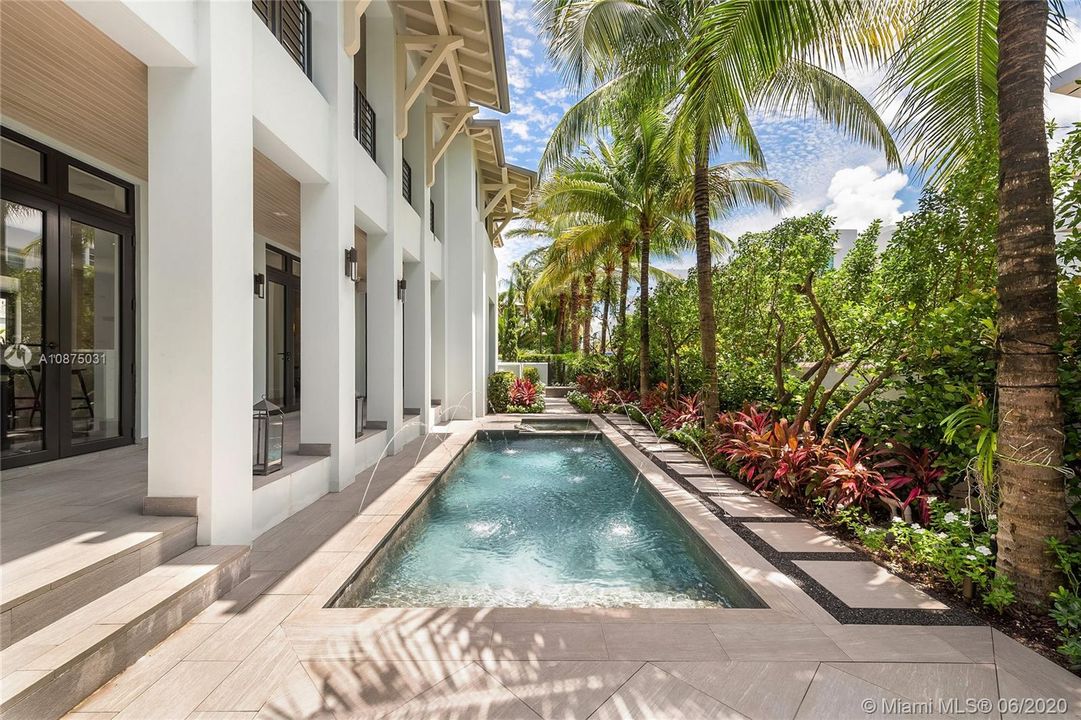 Vendido Recientemente: $3,800,000 (4 camas, 4 baños, 3616 Pies cuadrados)