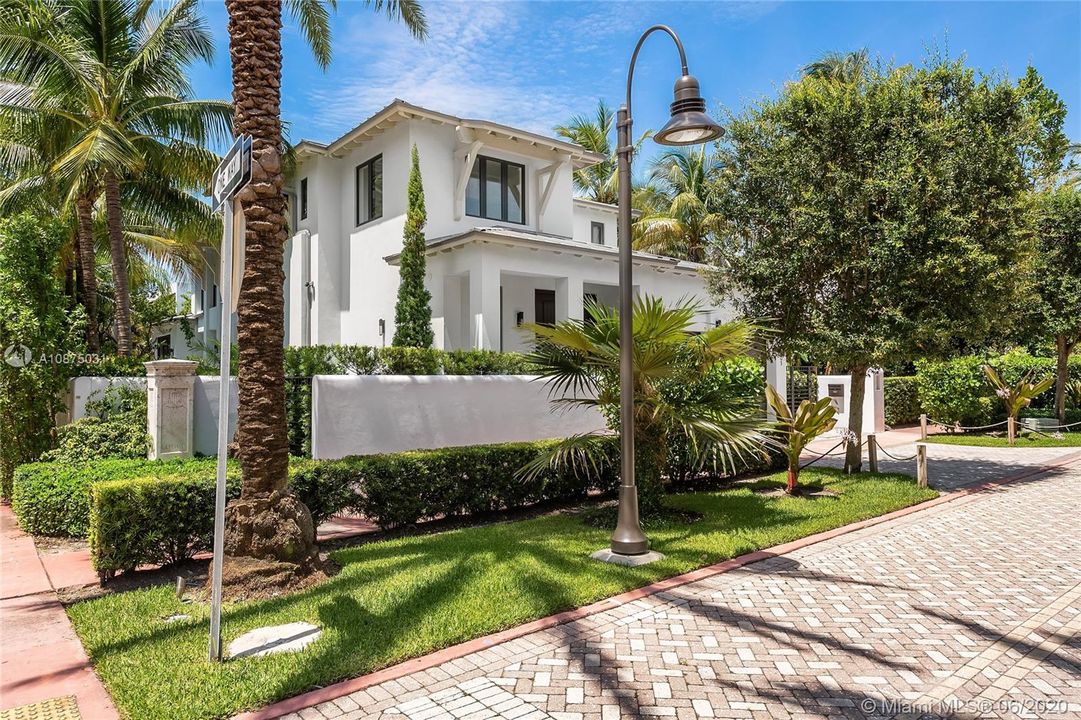 Vendido Recientemente: $3,800,000 (4 camas, 4 baños, 3616 Pies cuadrados)