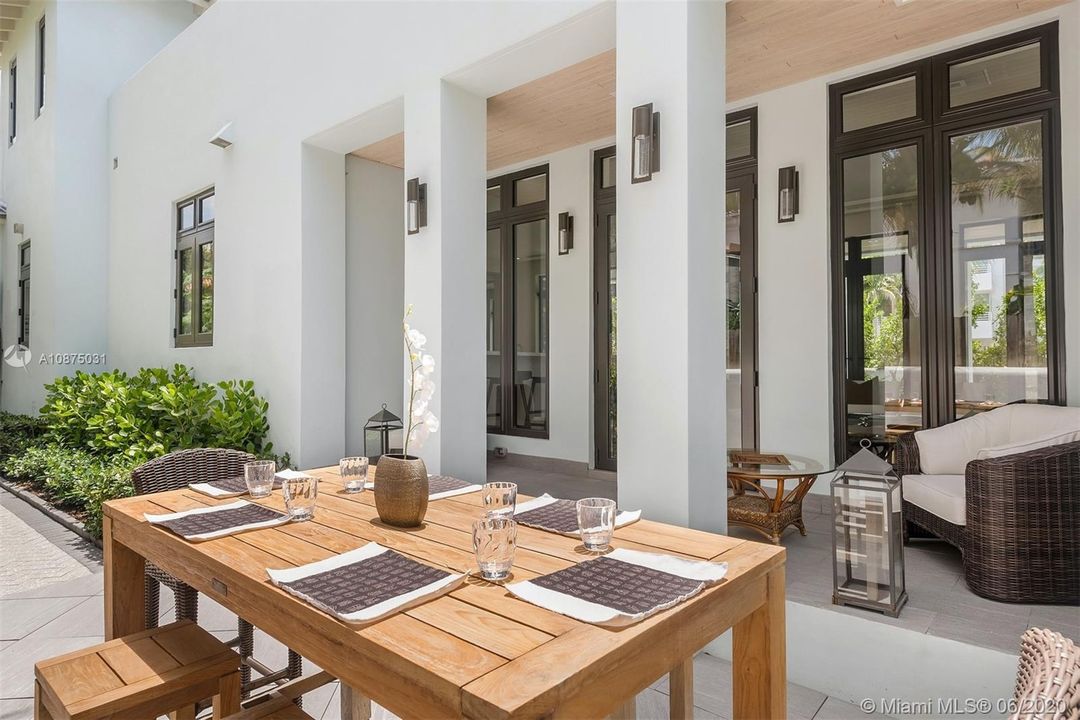 Vendido Recientemente: $3,800,000 (4 camas, 4 baños, 3616 Pies cuadrados)