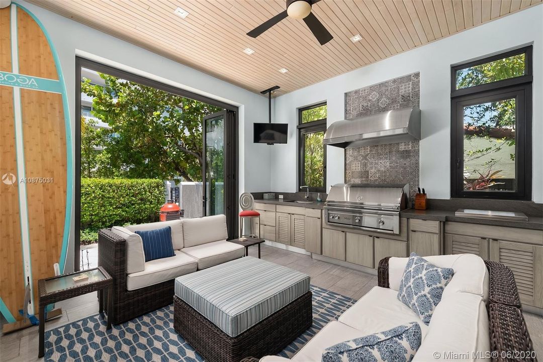 Vendido Recientemente: $3,800,000 (4 camas, 4 baños, 3616 Pies cuadrados)