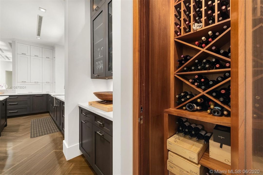 Vendido Recientemente: $3,800,000 (4 camas, 4 baños, 3616 Pies cuadrados)