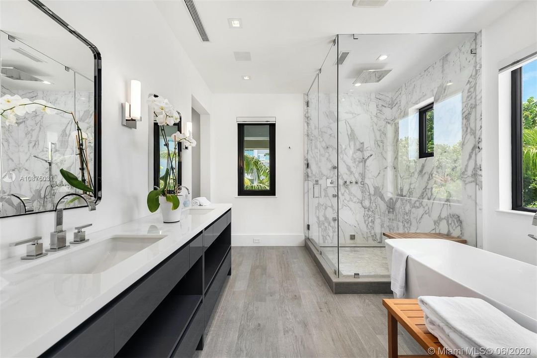 Vendido Recientemente: $3,800,000 (4 camas, 4 baños, 3616 Pies cuadrados)