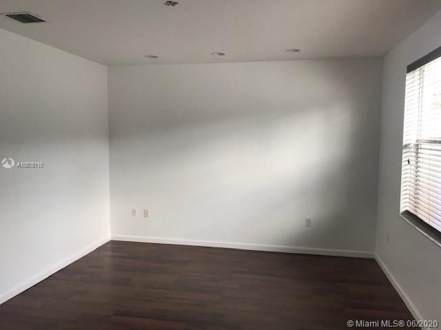 Recently Sold: $349,900 (3 beds, 2 baths, 1911 Square Feet)