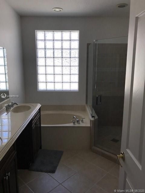 Recently Sold: $349,900 (3 beds, 2 baths, 1911 Square Feet)