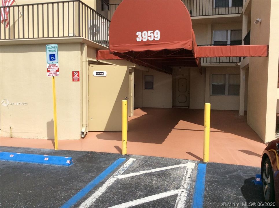 Entrance ,mail boxes and elevators