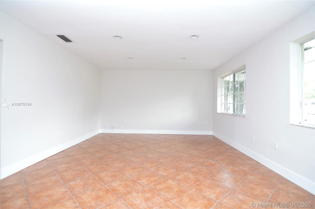 Recently Sold: $379,000 (3 beds, 2 baths, 1652 Square Feet)