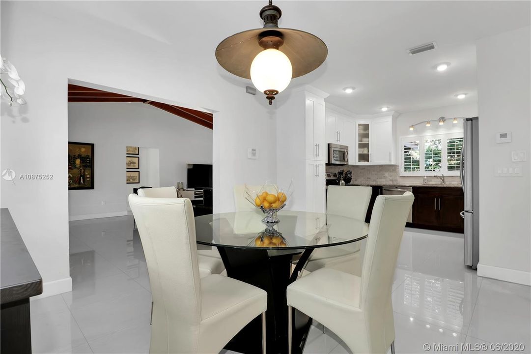 Недавно продано: $645,000 (3 спален, 2 ванн, 1673 Квадратных фут)