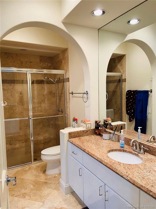 Vendido Recientemente: $765,000 (5 camas, 5 baños, 4040 Pies cuadrados)
