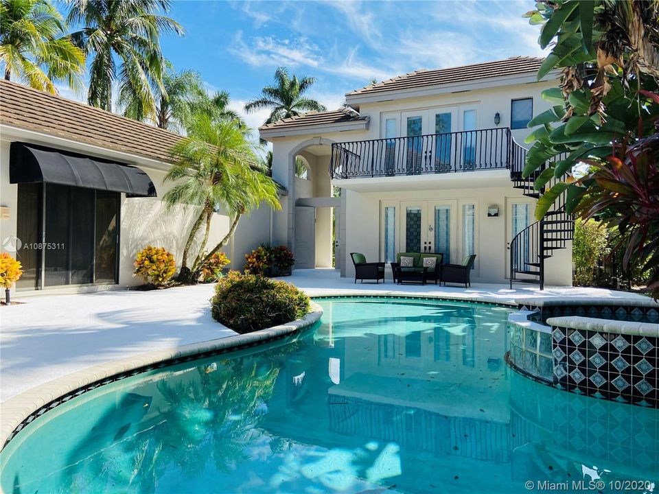 Vendido Recientemente: $765,000 (5 camas, 5 baños, 4040 Pies cuadrados)
