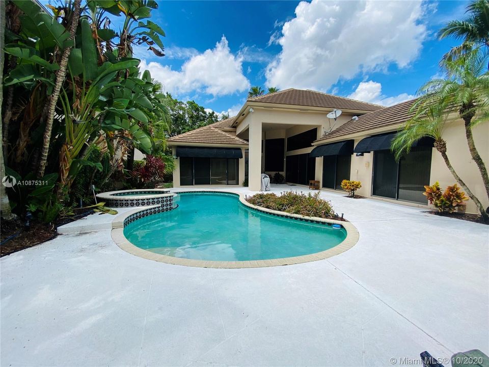 Vendido Recientemente: $765,000 (5 camas, 5 baños, 4040 Pies cuadrados)