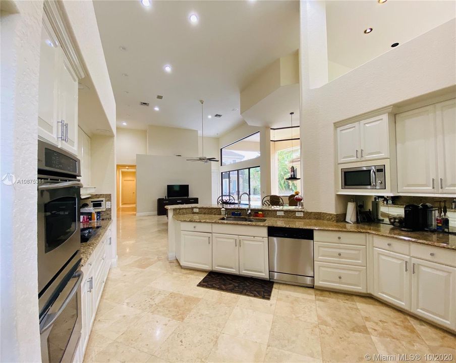 Vendido Recientemente: $765,000 (5 camas, 5 baños, 4040 Pies cuadrados)