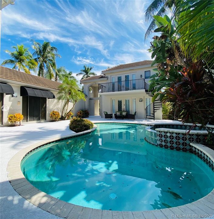 Vendido Recientemente: $765,000 (5 camas, 5 baños, 4040 Pies cuadrados)