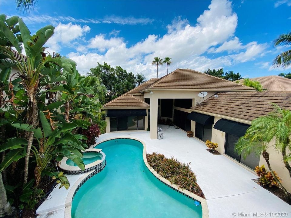 Vendido Recientemente: $765,000 (5 camas, 5 baños, 4040 Pies cuadrados)