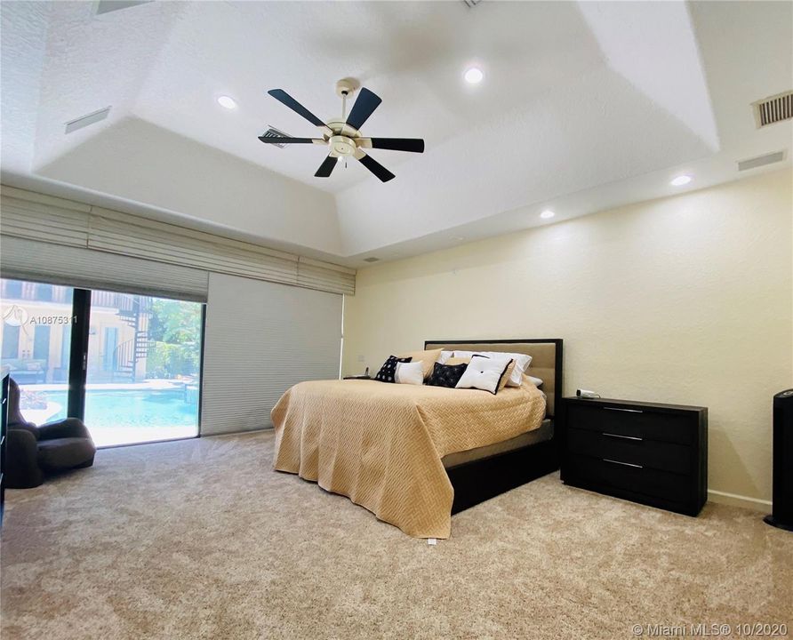 Vendido Recientemente: $765,000 (5 camas, 5 baños, 4040 Pies cuadrados)