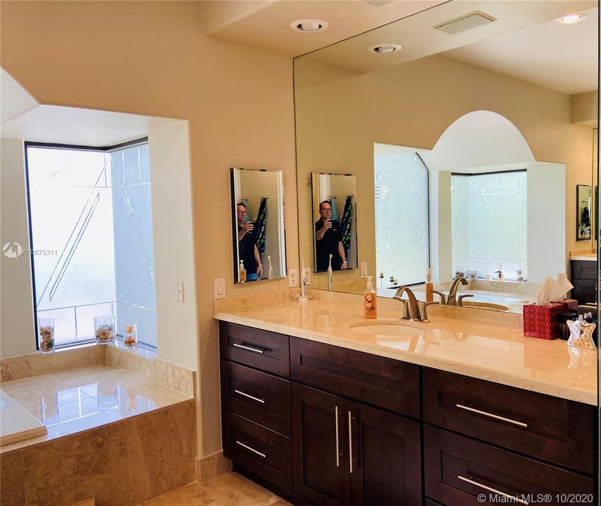 Vendido Recientemente: $765,000 (5 camas, 5 baños, 4040 Pies cuadrados)