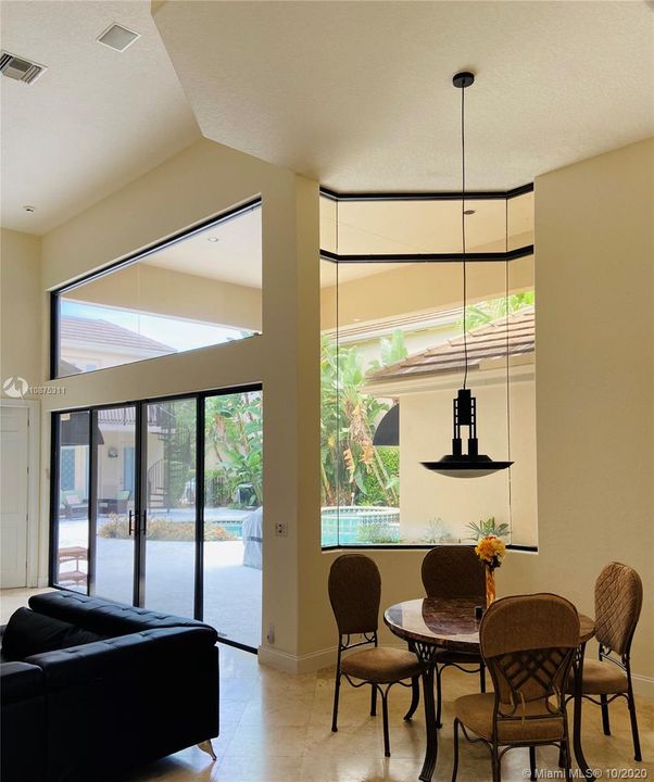 Vendido Recientemente: $765,000 (5 camas, 5 baños, 4040 Pies cuadrados)