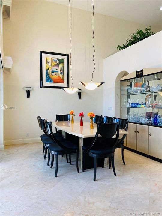 Vendido Recientemente: $765,000 (5 camas, 5 baños, 4040 Pies cuadrados)
