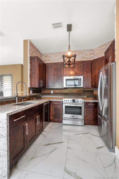 Recently Sold: $660,000 (5 beds, 3 baths, 2883 Square Feet)