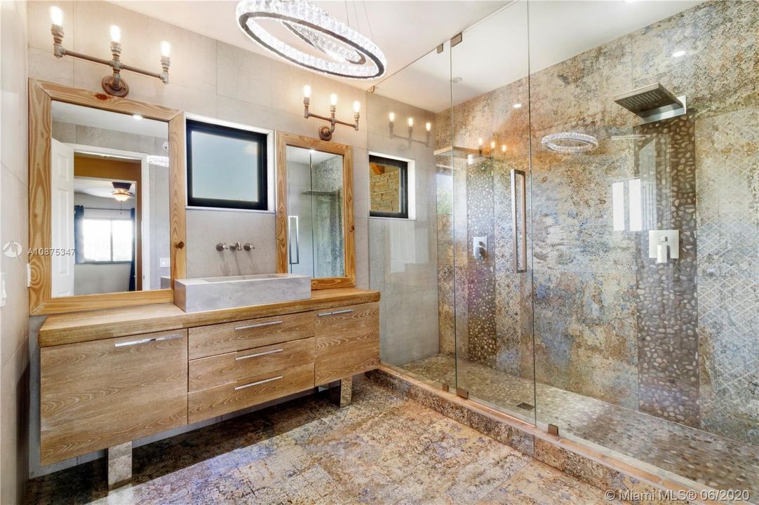 Recently Sold: $660,000 (5 beds, 3 baths, 2883 Square Feet)