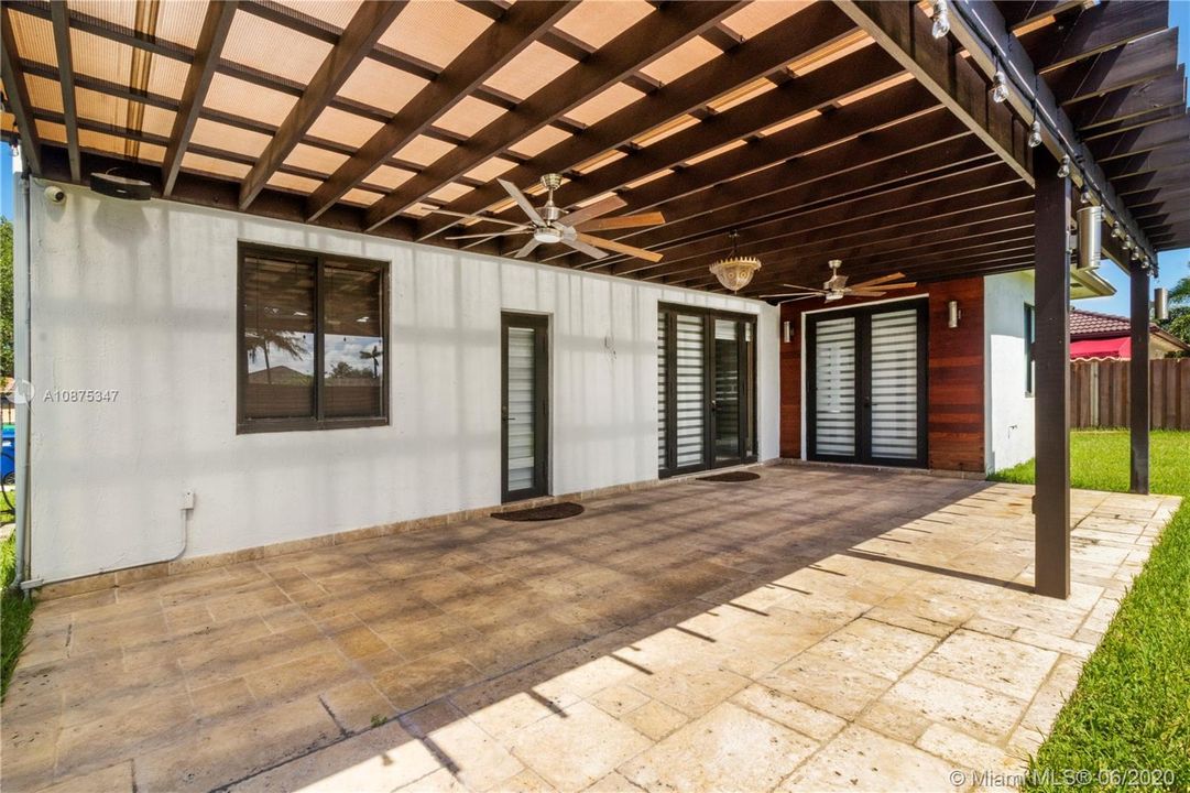 Recently Sold: $660,000 (5 beds, 3 baths, 2883 Square Feet)