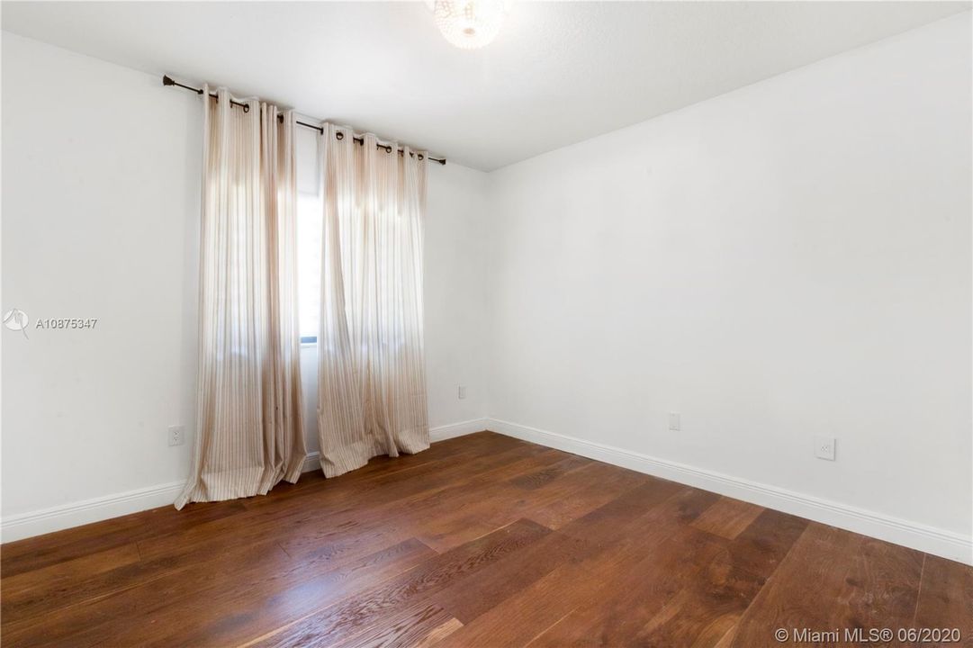 Recently Sold: $660,000 (5 beds, 3 baths, 2883 Square Feet)